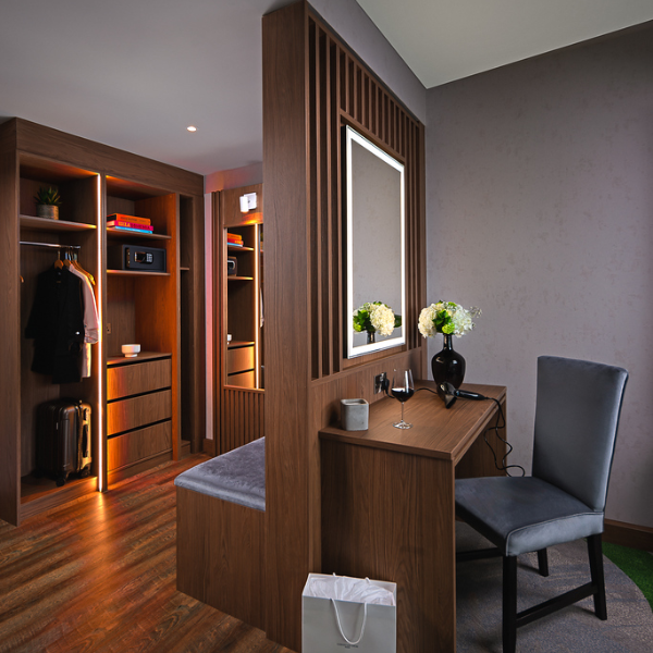 Deluxe balcony room www.carlton.ie