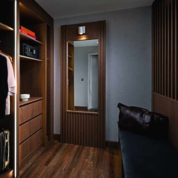 Deluxe balcony room www.carlton.ie